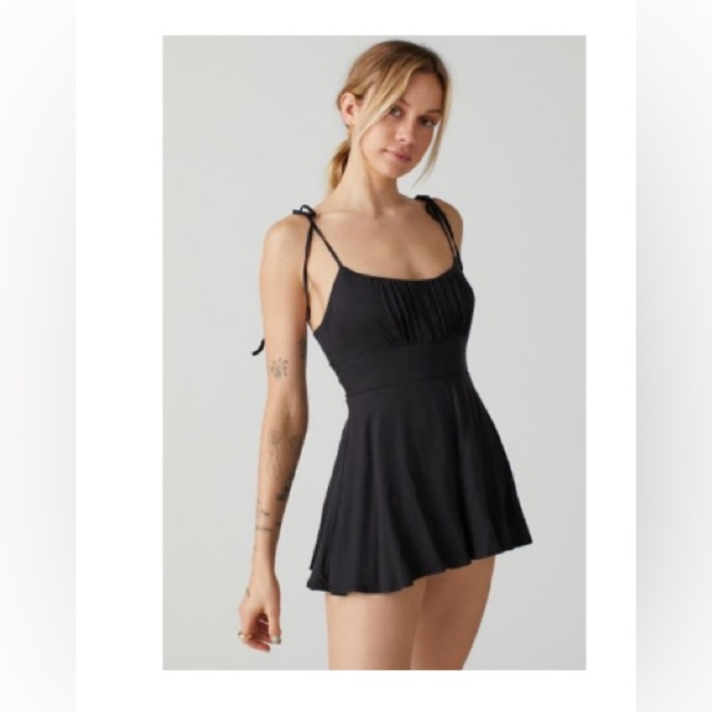 NWT URBAN OUTFITTERS BLACK LITTLE PEACHY ROMPER